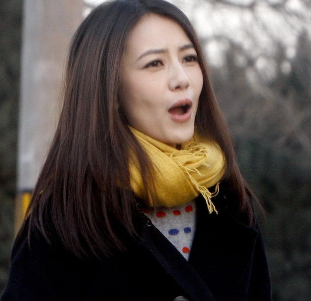 高圓圓長發(fā)披肩穿黑風(fēng)衣 熟女味兒濃不減清純