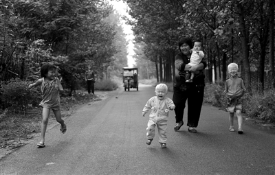 2011年9月7日，河南蘭考縣，袁厲害時常帶著孩子到寄養(yǎng)的人家里相互串門。圖/CFP