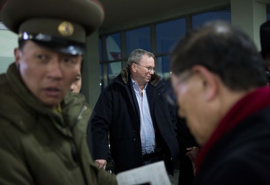 7日，谷歌董事會(huì)執(zhí)行主席埃里克·施密特（中）一行抵達(dá)朝鮮首都平壤。