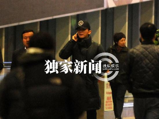 李晨駕豪車接張馨予 路邊吃烤串