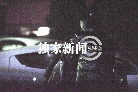 李晨駕豪車接張馨予 路邊吃烤串