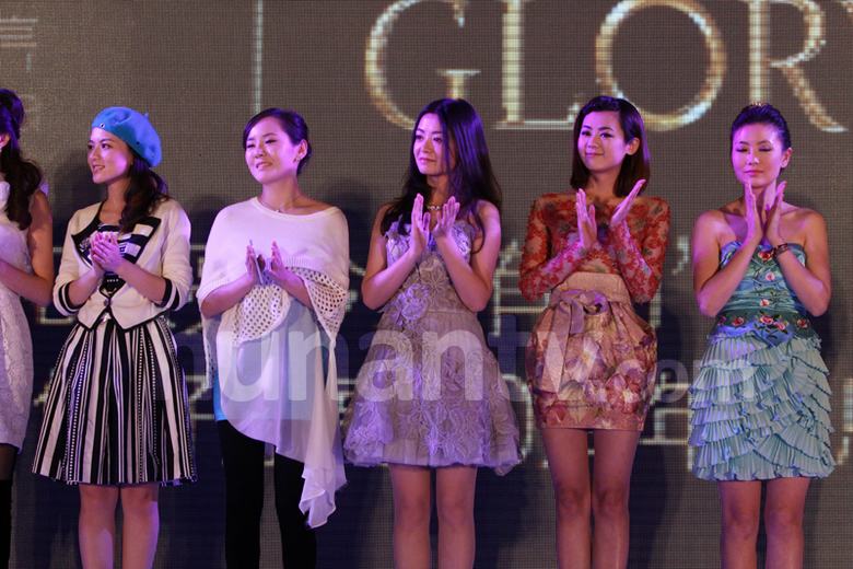 57歲劉曉慶短裙黑絲撈金秒進(jìn)百萬 女王氣息秒殺眾少女