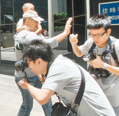 明星打記者內幕：謝霆鋒丑態(tài)被拍發(fā)飆 李亞鵬怒掐記者