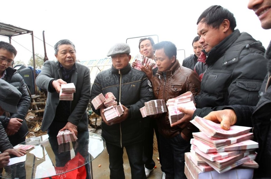 江西種糧大戶為農(nóng)民發(fā)放140萬(wàn)元年終獎(jiǎng)