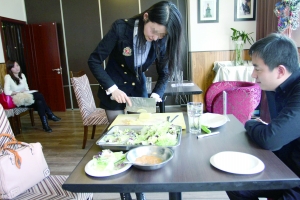 前來(lái)征婚的姑娘們先要接受四個(gè)評(píng)委對(duì)其形象、生活、慈善、情感4方面的考核。