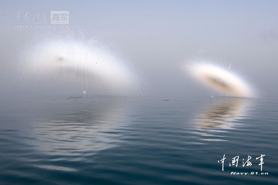 “青島”號(hào)導(dǎo)彈驅(qū)逐艦實(shí)彈射擊火力猛烈