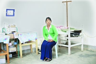 老三的愛人是當(dāng)?shù)匾幻t(yī)生，他們的小診所可以免費(fèi)為艾滋病人提供藥品，她身后是一個(gè)孕婦生產(chǎn)的手術(shù)臺(tái)。
