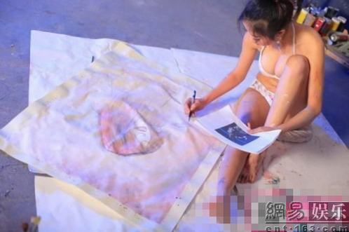 藝術(shù)系?；ù┍然嶙鳟?huà) 自稱為藝術(shù)裸身不搞色情