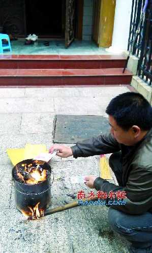 死者家屬在事發(fā)現場拜祭。南都記者 郭現中 攝