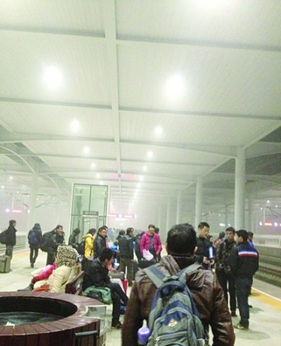 滯留在火車站的乘客。 網(wǎng)友柯先生供圖