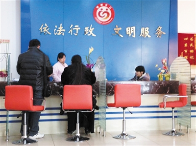 1月5日，某區(qū)民政局婚登處，裴莉和許昌赫領(lǐng)結(jié)婚證。