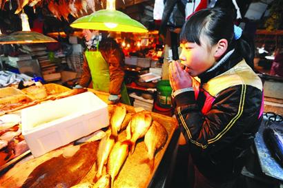 11歲魚(yú)美人看攤賣海鮮 攢錢給外婆買海參