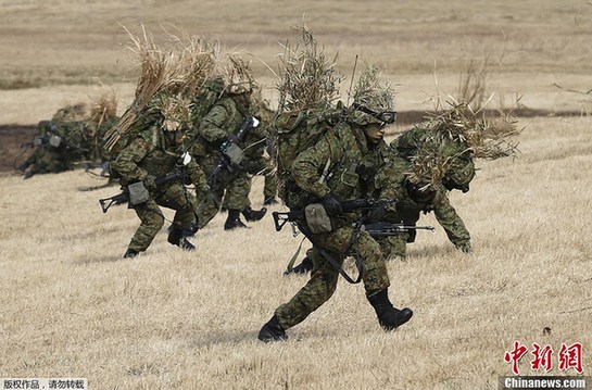 日本陸上自衛(wèi)隊舉行空降演習