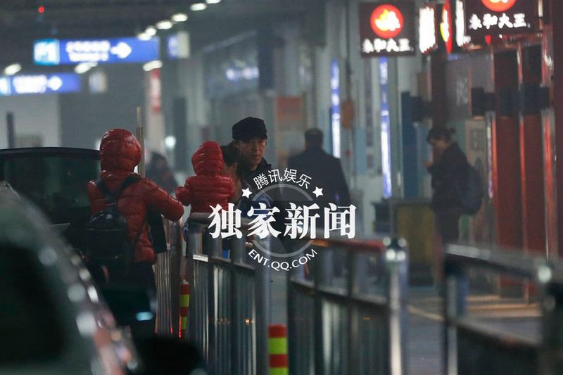 黃渤攜妻女度假歸來(lái)豪車返家 兩歲女兒正面照曝光