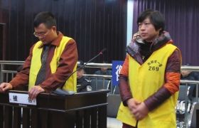 2012年12月10日，湖南衡陽市中級人民法院，顧湘陵（左）和妻子吳利君接受庭審。圖/通訊員李建輝