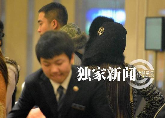 Angelababy離京帶雷鋒帽御寒 機場打哈欠顯不雅露疲態(tài)