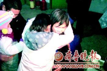 劉淑萍(右)與丈夫、女兒、兒子一家團聚。