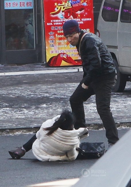 長(zhǎng)春街頭男子暴打女子 路人無(wú)人施救