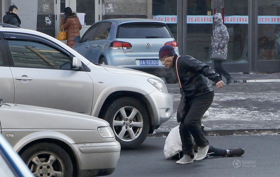 長(zhǎng)春街頭男子暴打女子 路人無(wú)人施救
