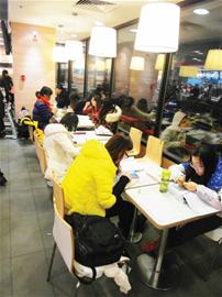 學校自習室一座難求 學生帶毛毯占領快餐店
