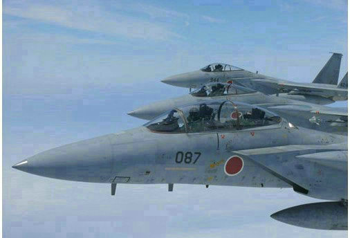 資料圖：日本出動攔截中國飛機的F-15戰(zhàn)斗機。