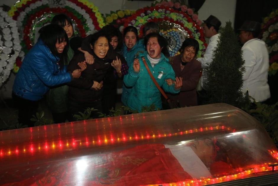 湖南十萬民眾悼念為保護學(xué)生殉職校長