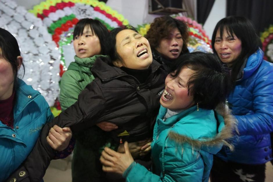 湖南十萬(wàn)民眾悼念為保護(hù)學(xué)生殉職校長(zhǎng)