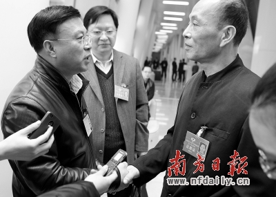 廣州市人社局局長(zhǎng)（左）向廣州市政協(xié)委員韓志鵬（右）道歉。
