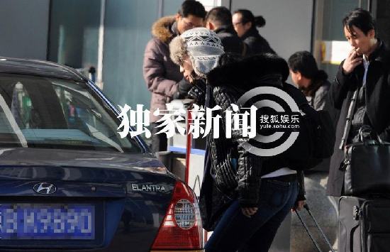 湯唯獨自回京無人接機 微笑回應偷拍記者毫無星架