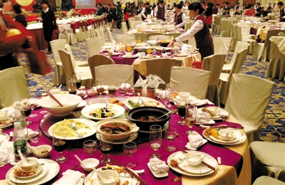 20日，一家國(guó)企在廣州一家五星級(jí)酒店舉行聯(lián)歡會(huì)，當(dāng)晚共擺了70多桌，每桌3900多元。新華社記者 陳曄華 攝