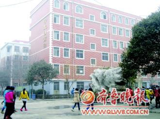 圖片紅線內(nèi)就是事發(fā)窗戶。
