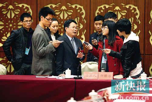 昨日，韶關(guān)市委書記鄭振濤就始興縣官員財(cái)產(chǎn)公示回答記者問題。 新快報(bào)記者夏世焱/攝