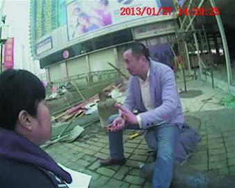 不好！他左手拿火機(jī) 右手抱煤氣罐