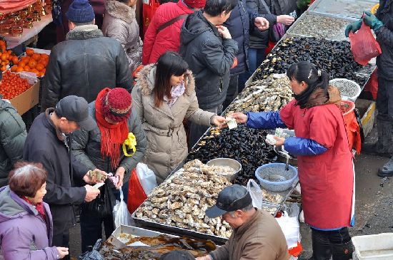 過大年趕大集 李村集場(chǎng)面火爆年味濃