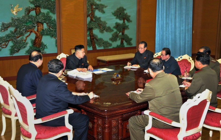 金正恩叼煙主持國(guó)家安全會(huì)議