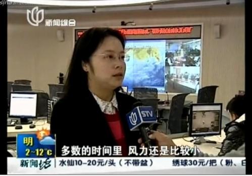 鏡頭中右下角的工作人員卻正在玩三國(guó)殺。（視頻截圖）