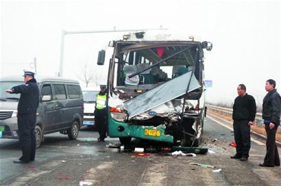 霧打霧撞，客車追尾26人傷