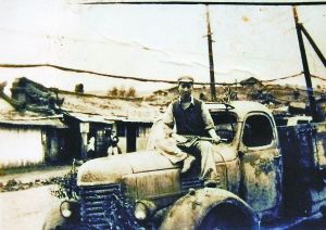 楊光在朝鮮和愛(ài)車(chē)吉斯150。