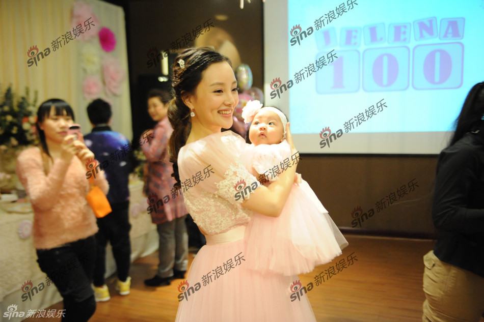 李小璐賈乃亮愛女百日宴 排場(chǎng)如童話世界霍思燕素顏現(xiàn)身