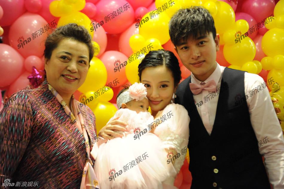 李小璐賈乃亮愛(ài)女百日宴 排場(chǎng)如童話世界霍思燕素顏現(xiàn)身