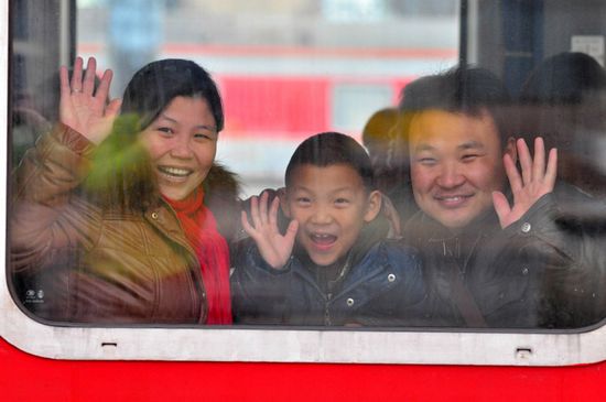 時(shí)評(píng):春運(yùn)百感交集 愛(ài)情親情友情一個(gè)不能少