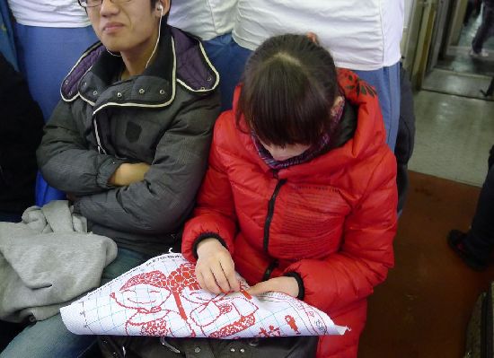 風(fēng)雨無阻回家路 實拍青島春運表情