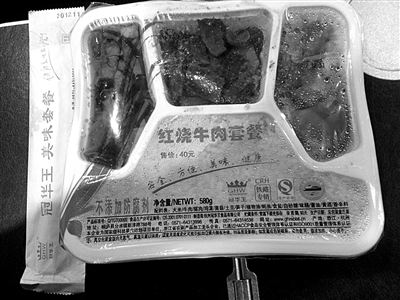 1月30日，D335列車上銷售的40元套餐。制造商稱成本20元左右。新京報記者 王瑞峰 攝