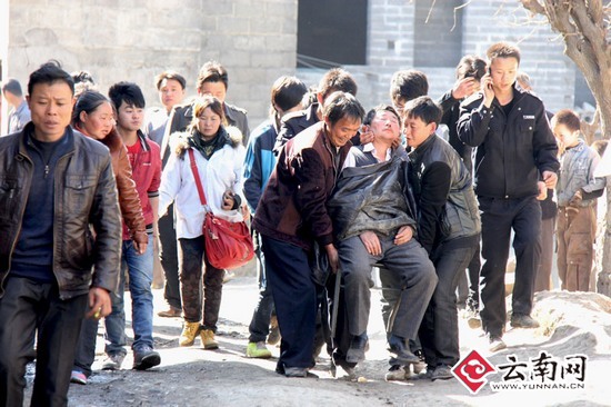 66歲的村民許紹忠妻子今天才安葬，家園也在今天被毀，悲傷中昏迷多次。