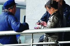 南京火車站前，票販正在“做生意” 現(xiàn)代快報記者 馬晶晶 攝