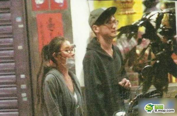 臺灣媒體報道，性感人妻歌手許維恩和老公Alex田恩沛(前偶像團體B.A.D成員)分居后，被直擊載著年輕男性返家，該名男子是以裸奔、吃羊大便闖出 名的CIRCUS團員KID，年紀(jì)小許維恩3歲