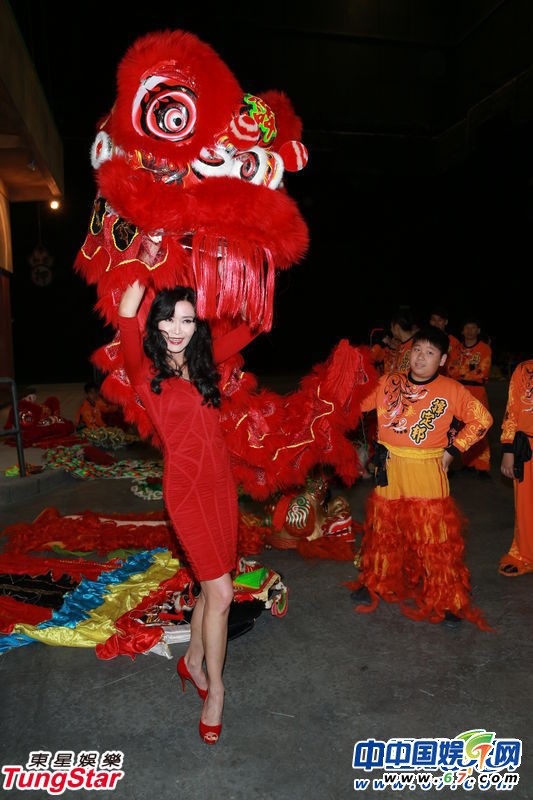 葉玉卿緊身紅裙女兒伺候穿鞋 回港遭夫責罵