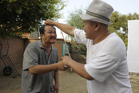《鄉(xiāng)村愛(ài)情》里的演員都是本山傳媒集團(tuán)下的演員，是本山的弟子