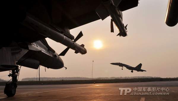 蘭空航空兵某團戰(zhàn)機迎著朝霞起飛。朱志章 攝