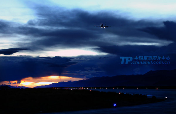 戰(zhàn)機(jī)在夕陽(yáng)的余暉中緊急起飛沖向天際。